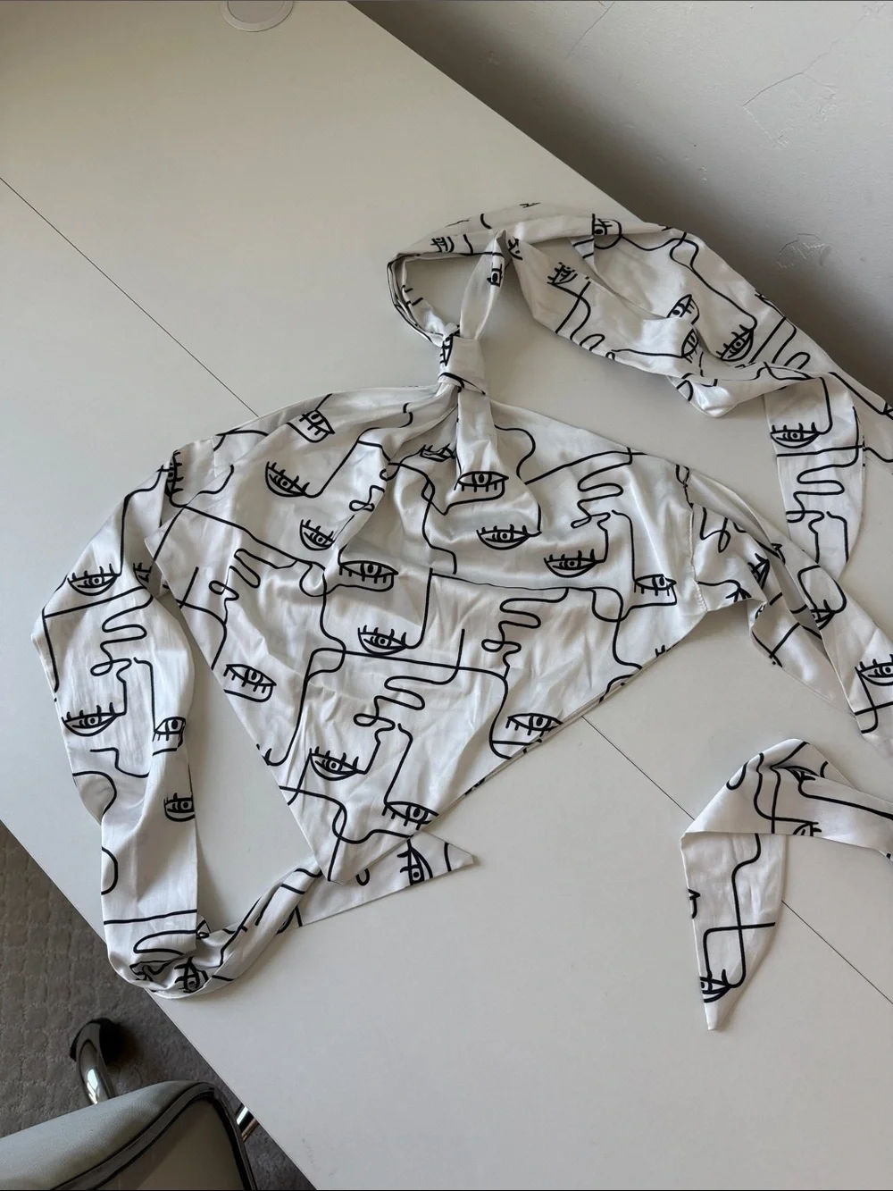 AKIRA White & Black Abstract Print Bandana Bib